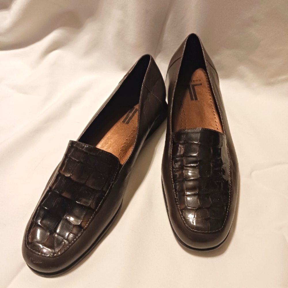 Trotters Slip On Loafers Brown Alligator Style Size 7.5